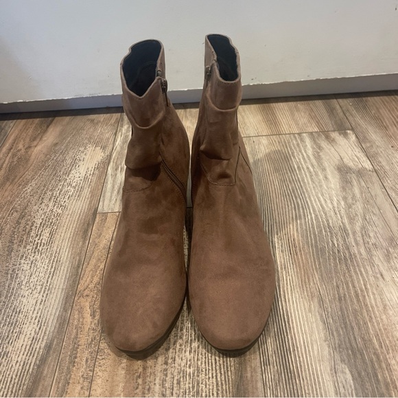 Aerosoles Invitation Red Light Taupe Tan Stacked Heel Ankle Boots Size 10.5 NWOT - Picture 2 of 6